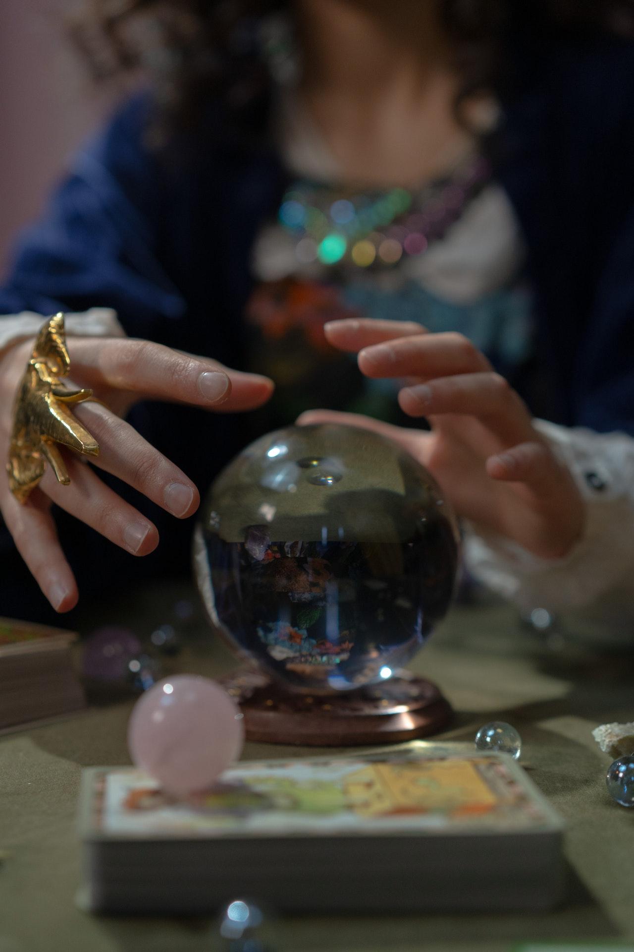 La sfera di cristallo come si usa nella divinazione - TarocchiDea